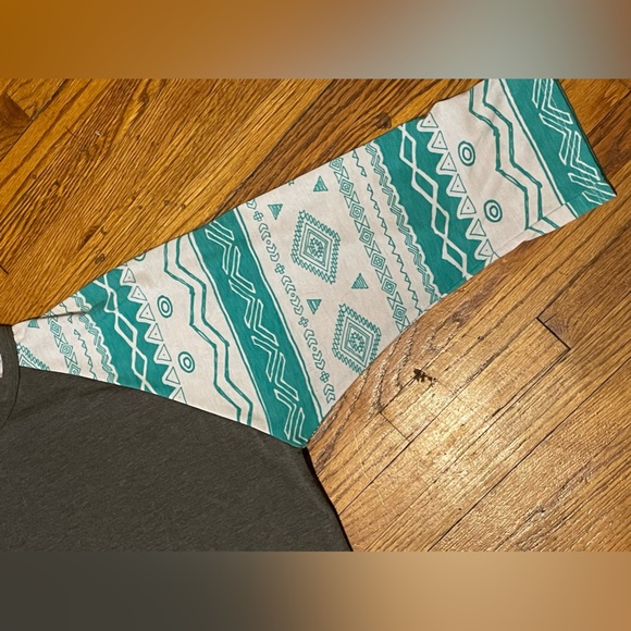 NWOT Lularoe Randy Tee - Picture 3 of 4